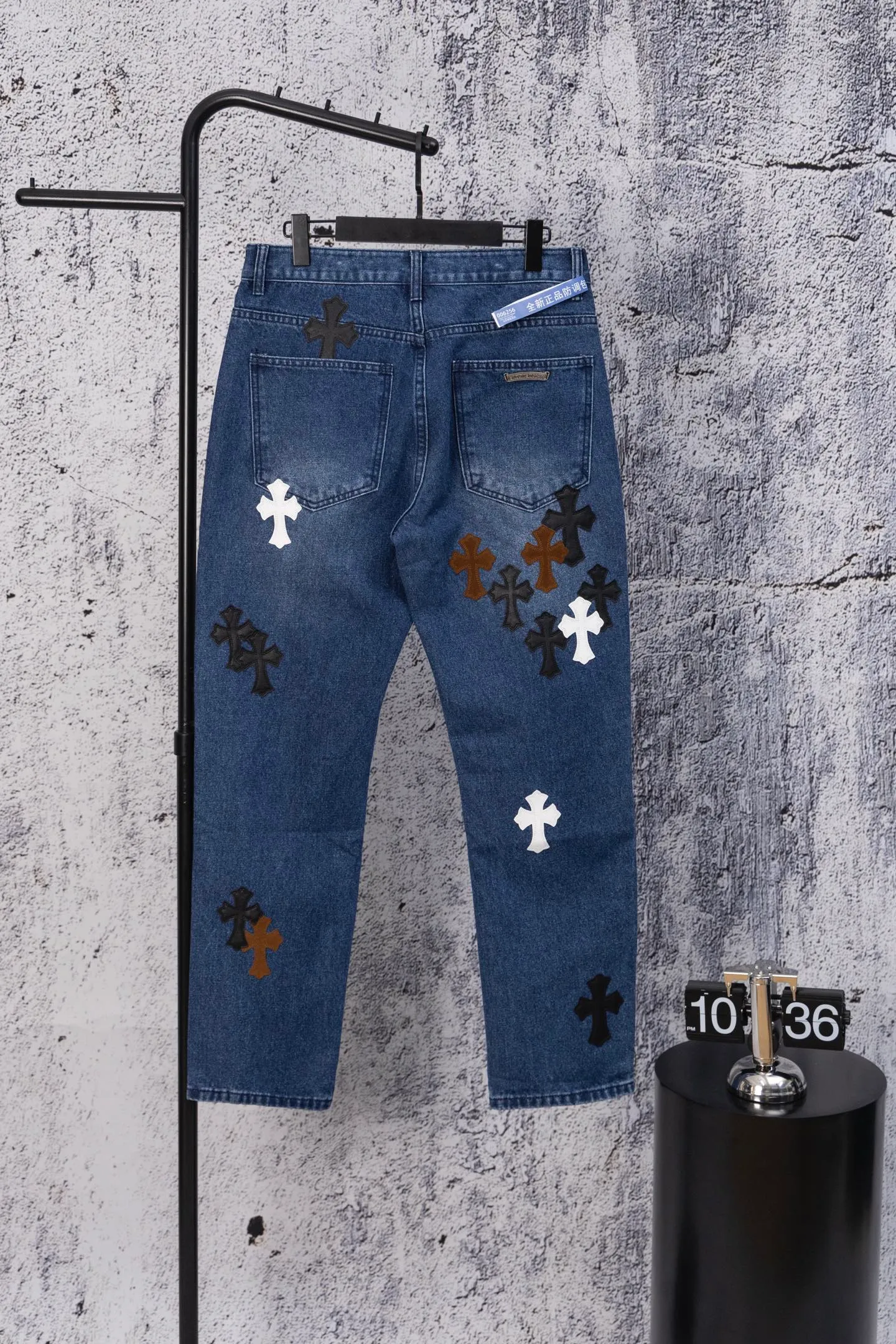 P260 CH Chromehearts limited edition three-color cross patchwork leather flame jeans, priced at 34W level, patchwork cross pattern embellishment, washed jeans! ! An absolutely high-end luxury product, a 1.9W-level god-level single product, a super popular product, made by top heavy industry, a magic weapon that cannot be missed! [About Zangyin] This is an extremely luxurious fashion brand that can also be called the aristocracy of the high street. It has always been an exclusive brand for some hipsters or rich second generations. Compared with ordinary high streets, it is more luxurious and noble. Compared with luxury brands, it is more fashionable and individual. It has always been a brand that I have a special liking for. [Top heavy industry fashion design] Consistently high-street luxury style. Speaking of this style, the Zangyin family and GU family are definitely the leading representative brands. Especially the Zangyin family has really achieved a state-of-the-art effect in creating high-street style. The unique washed material is used to create this style. The color system is already quite eye-catching. After it is decorated with patchwork cross flowers, it cleverly highlights the charm of the brand. Secondly, this style uses classic The high-waist cutting design highlights the long legs and fashionable temperament of the upper body. The brand is highly recognizable and the slim fit configuration is more suitable for daily wear. It is a product that interprets personality, fashion, and specifications at a glance. This single product is enough to make any fan excited. It can be a white T-shirt for a youthful college style, or a tight suspender for a royal style. It has strong matching ability and can be easily controlled by men.  [Materials and craftsmanship] Needless to say, this point goes without saying. As an excellent craftsman brand, Zangyin’s requirements for details and craftsmanship are really perfect. The washed color of this model has gone through so many processes, not to mention the embellishment of denim appliques. It is also purely hand-made and sewn. Just like what they believe in, only hand-made things have soul and have the meaning of wear. A top-notch heavy-duty fashionable denim item, I look forward to your perfect interpretation! !  Color: blue Size: 28-36